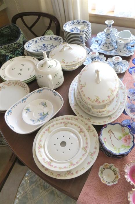 Assorted vintage china pieces