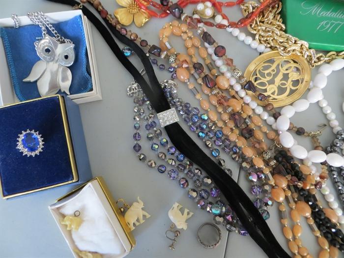 Several pieces of vintage jewelry