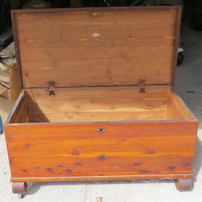Small blanket chest on wheels in great condition