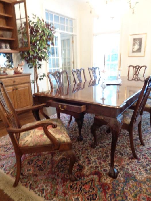 Wonderful Rittenhouse Henredon dining table w/2 leaves & 10 chairs