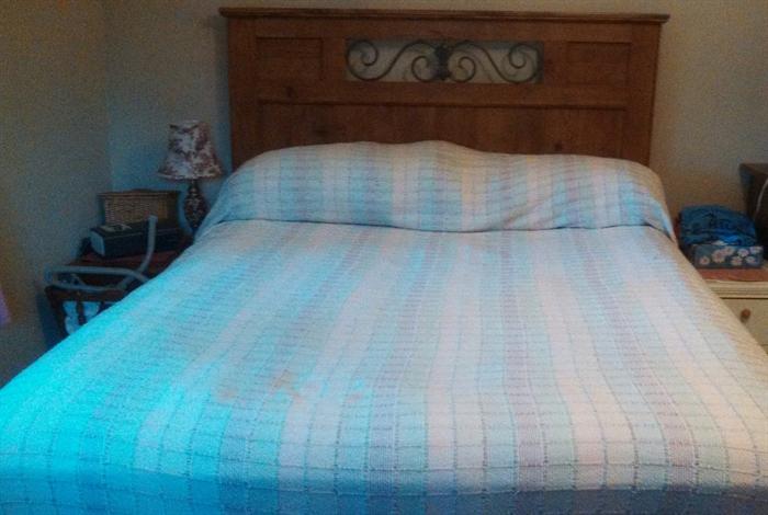 Queen bed w/new mattress.