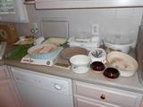 KITCHEN WARE, INCLUDING NEW LE CRESAUNT QUICHE DISH, VINTAGE CORNING WARE, JUG TOWN PIE DISH