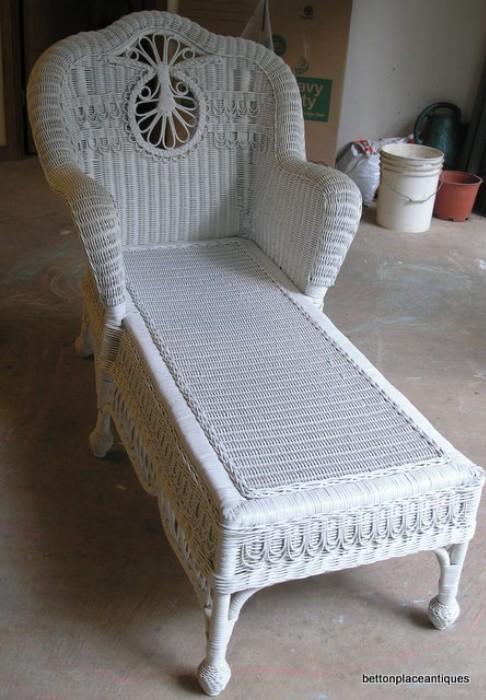 Exquisite White Wicker Lounger...bring help to load , cash only