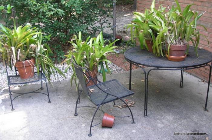 Outdoor Metal Furniture.....bring help to load...cash only...one day sale only