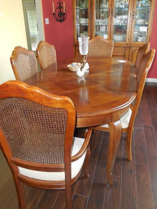 Dinning room table with 2 leaves, 4 chairs and 2 captain chairs by Thomasville