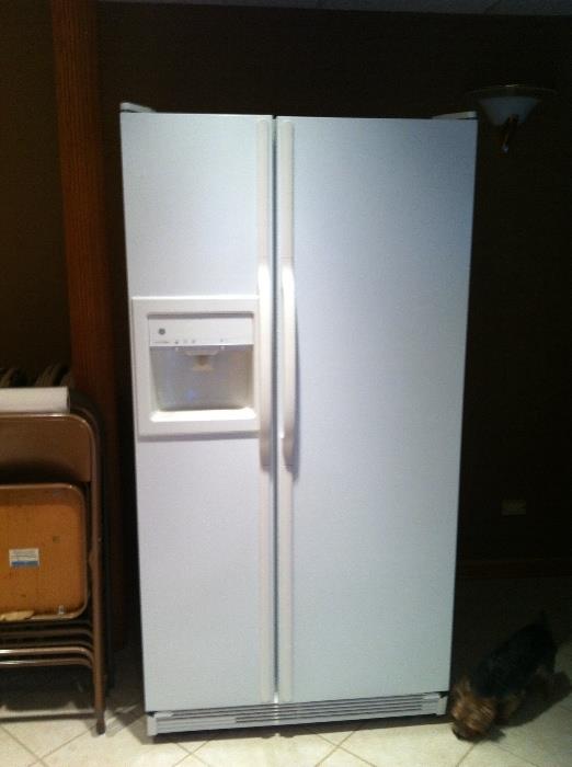 GE Side by Side Refrigerator with Ice Maker White