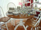 Kitchen Table/4 Chairs/ 1 Leaf