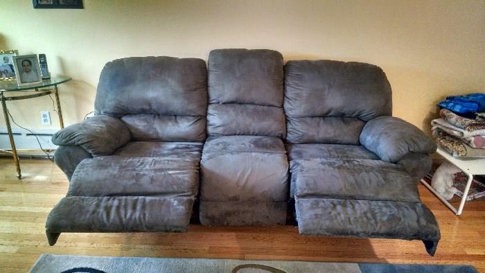 LAZY BOY SOFA COUCH RECLINER..VERY COMFORTABLE !!!!  