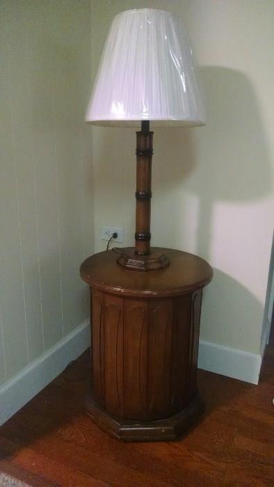 MID-CENTURY MODERN END TABLE  /LAMP
