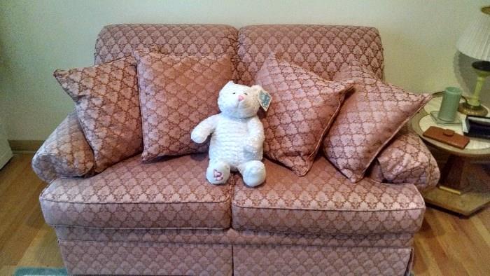 LIKE NEW.....MAUVE LOVE SEAT COUCH...NICE !!!!