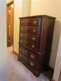 Tall drawer chest.