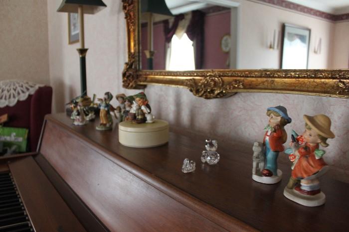 Figurines, gold mirror, piano, buffet lamps, artwork