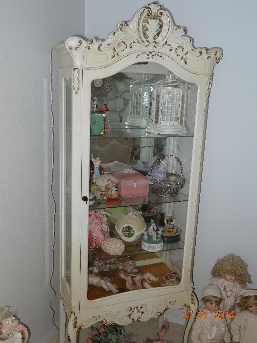 Display cabinet with contents