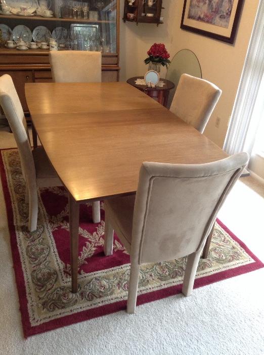 VINTAGE MAPLE DINING ROOM SET INCL 3! Leaves.    Shown with one 12" leaf
