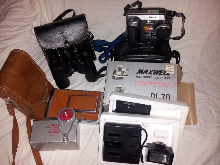 Various cameras and extra's plus binoculars