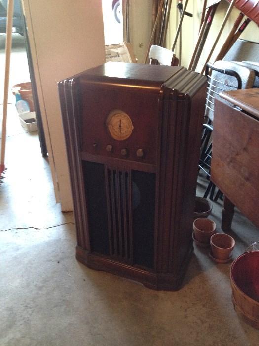 Antique Cabinet Radio