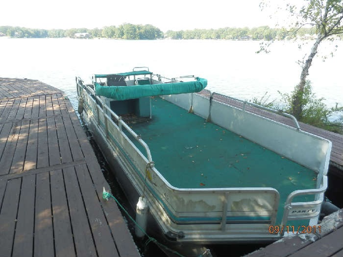 Sun Tracker party barge