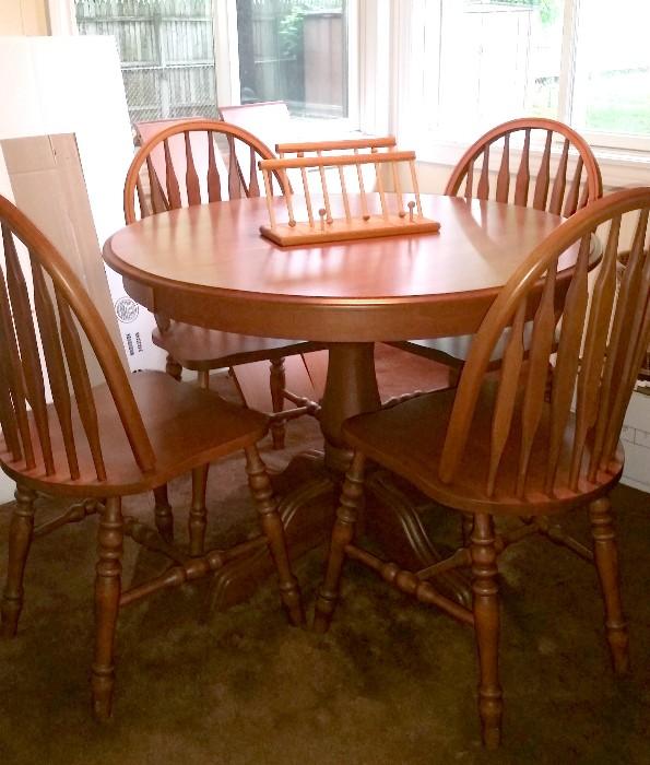 Solid Maple Dining Set, pedestal table with 4 chairs & 2 leaves