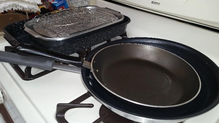 Non Stick Skillet & Large Farber-ware Fry Pan 