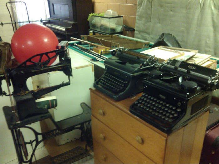 Antique Royal & Woodstock Typewriters