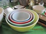 Pyrex mixing bowl set
