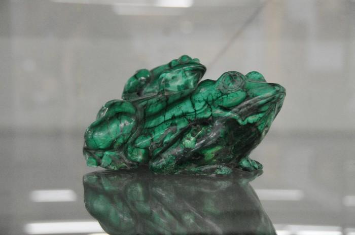 Carved malachite frog group