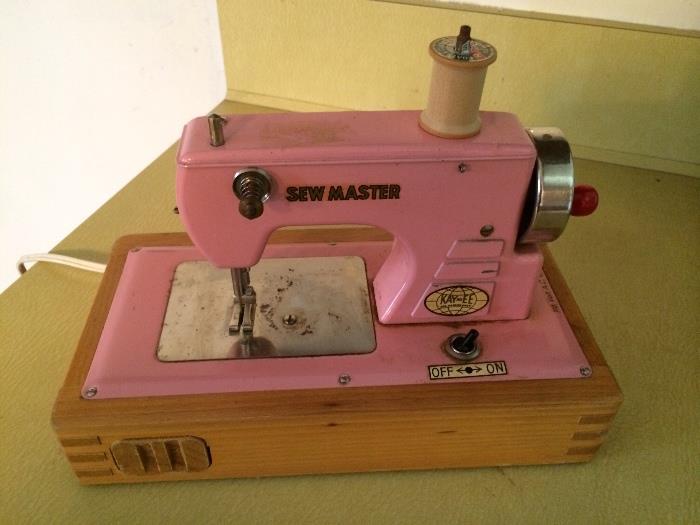 Adorable vintage child's sewing machine . 