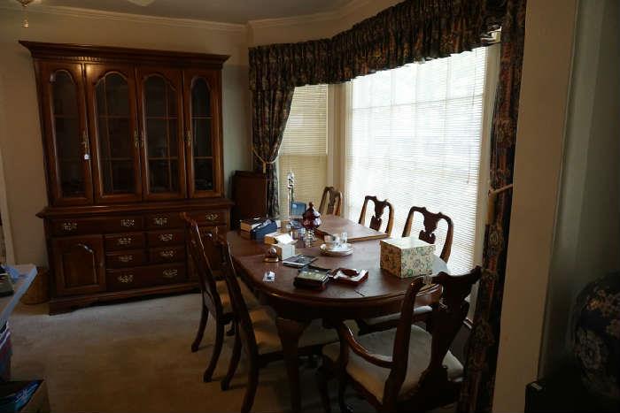 Queen Anne style mahogany table & 6 chairs, mahogany chine cabinet & lighted hutch