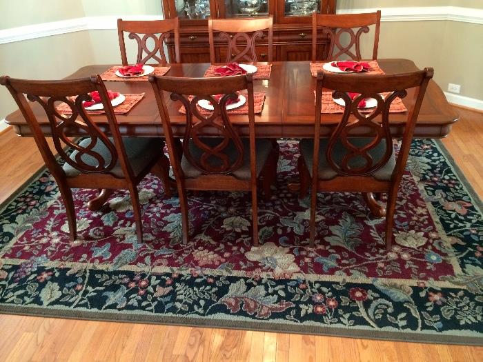 Beautiful Dining Room Table w/8 chairs & Rug