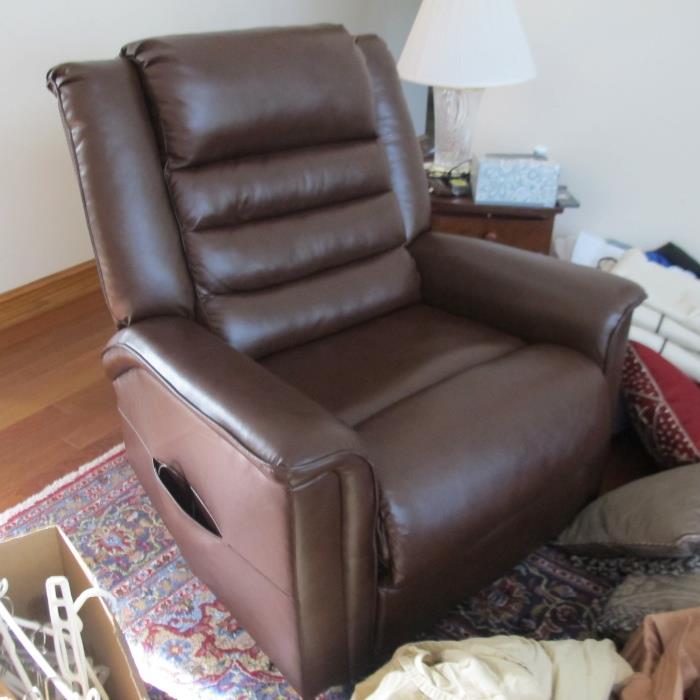 LIKE NEW LEATHER LIFT CHAIR