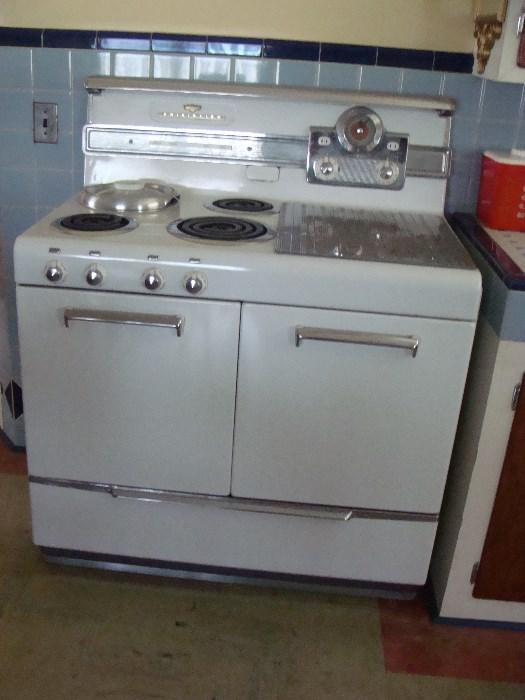 Antique Frigidaire Stove with Deep Well Excellent Condition