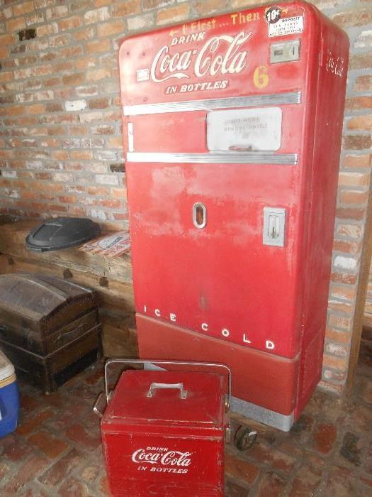 Nice Coca Cola Vending Machine - Unusual Coke Ice Chest