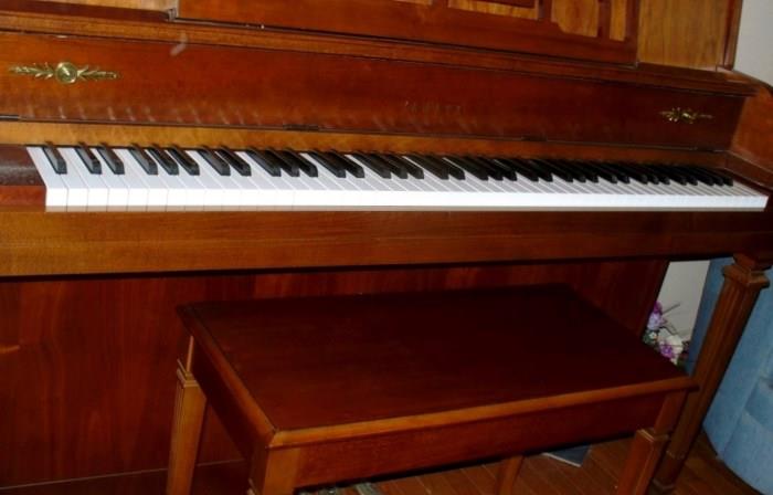 Yamaha piano- pristine condition-warranty included