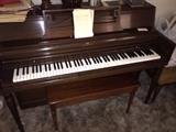 Wurlitzer spinet piano, in very good condition, ready for the budding pianist in your family!