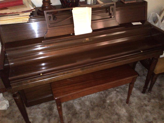 Wurlitzer spinet piano, in very good condition, ready for the budding pianist in your family!
