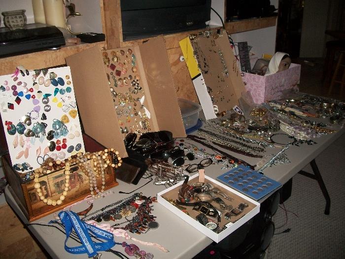 LOTS OF COSTUME JEWELRY & WATCHES