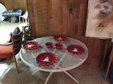 Love this fresh vintage patio table!m