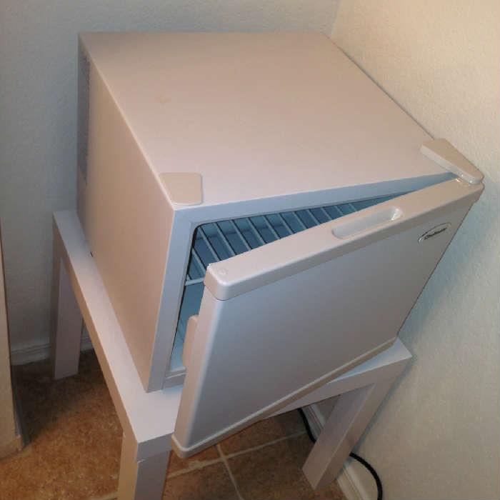 Chefmate Small Bar or Patio or Guest Room Refrigerator 