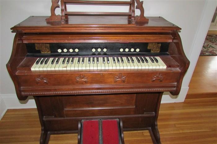 Beckwith Company Chicago Pump Organ