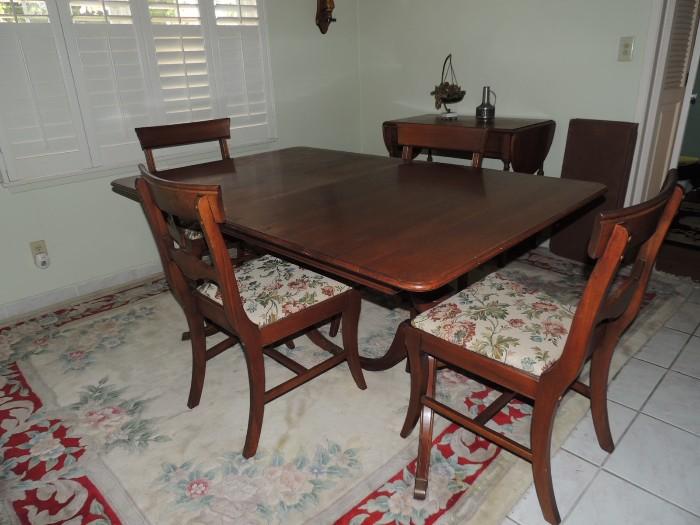 Duncan Phyfe Dining Table w/ 4 Chairs, 3 Leaves and Table Mats