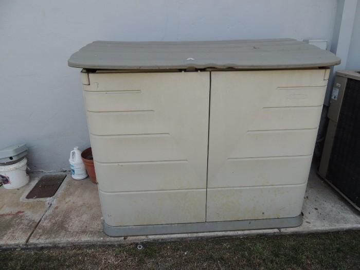 Rubber Maid Storage Box