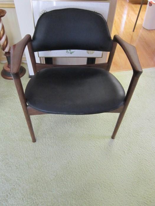 This is a find!! Selig mid Century office chair.