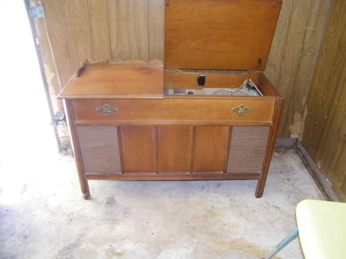 Turntable cabinet