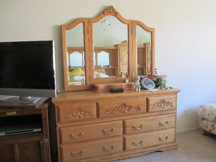 Dresser with cal king bedroom set