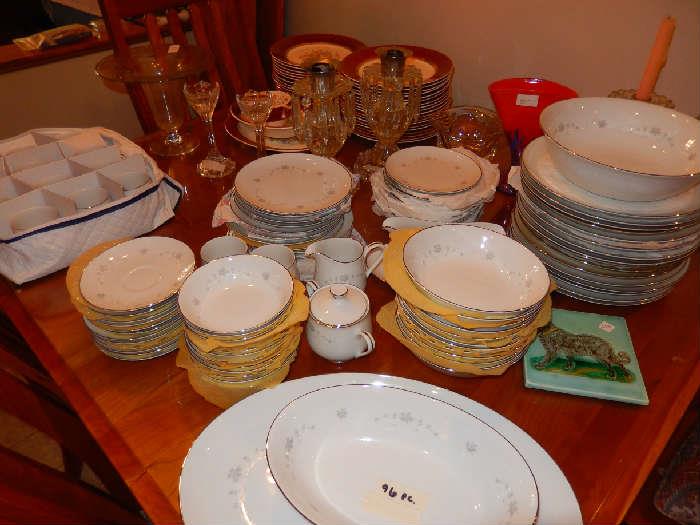 96 Piece Dish Set