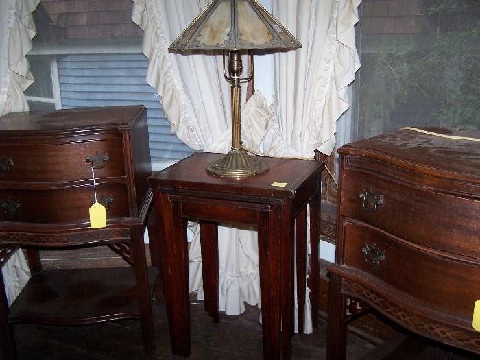 PAIR OF MAHOGANY 2-DRAWER STANDS, NESTING TABLE & SLAG PANELED LAMP