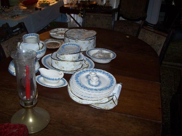 WEDGWOOD QUEENSWARE DINNER SET ON DINING TABLE