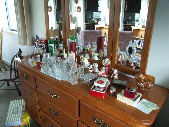 DRESSER WITH LARGE MIRROR