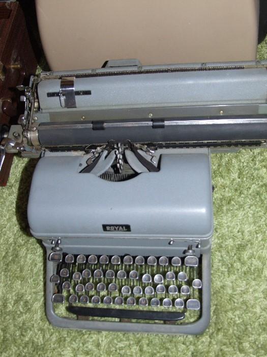 ROYAL GREY PROFESSIONAL TYPEWRITER. RARE AND IN GREAT CONDITION!!
