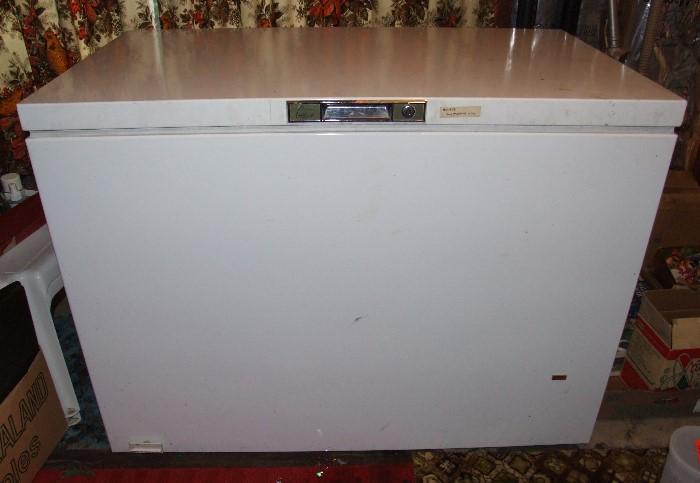SEARS COLDSPOT 17.3 CU FOOT FLASH DEFROST CHEST FREEZER . VERY CLEAN, NO ODOR OR DAMAGE. WORKS GREAT!!